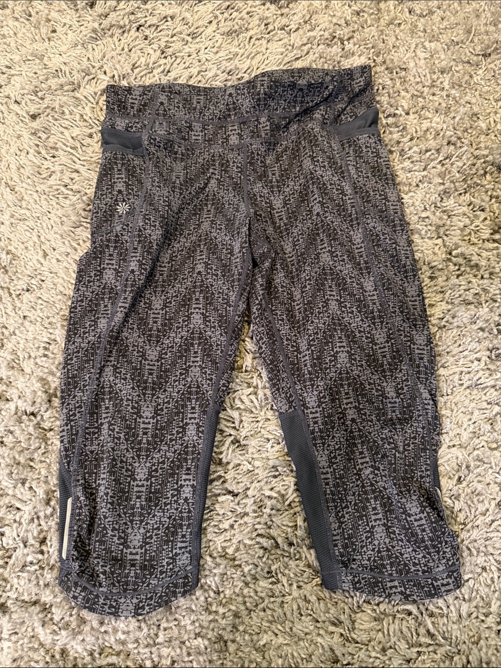 Athleta Gray Patterned Cropped Active Capris with pockets Size Medium